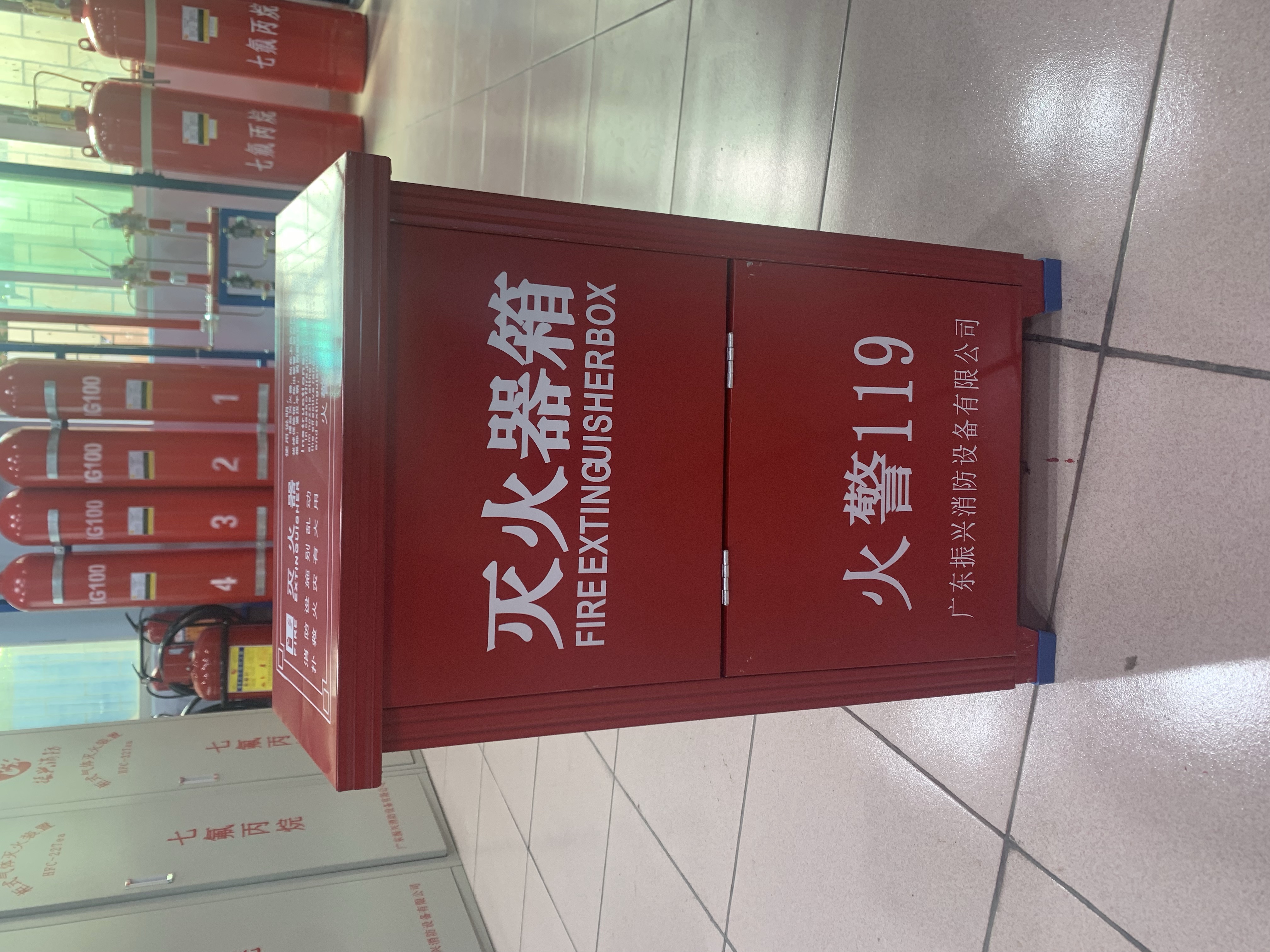 國家標準的滅火器箱是什么樣的？開(kāi)門(mén)式和翻蓋有什么區別？